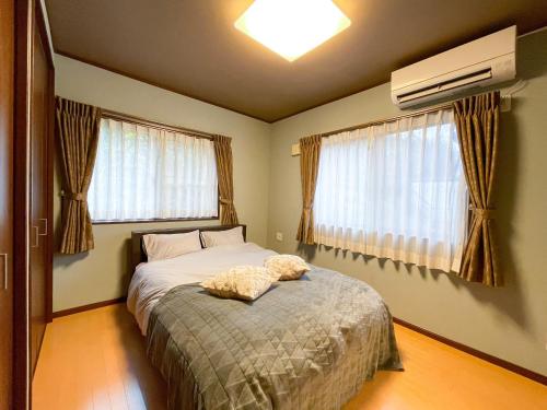 מיטה או מיטות בחדר ב-Tiz wan 中田あわじ