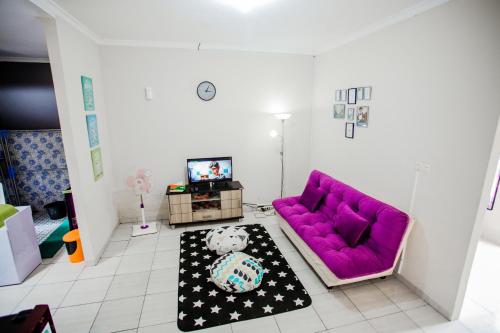 Телевизор и/или развлекательный центр в OMAMAE HOMESTAY PAGARALAM