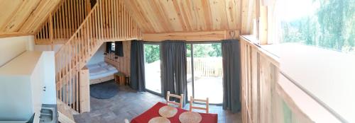 - une vue sur une petite maison avec un escalier dans l'établissement Guesthouse Planinski Dom Majerhold, à Solčava