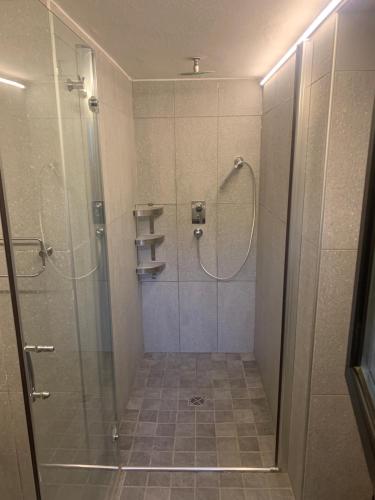 ein Bad mit einer Dusche und einer Glastür in der Unterkunft Room with a View in Cima
