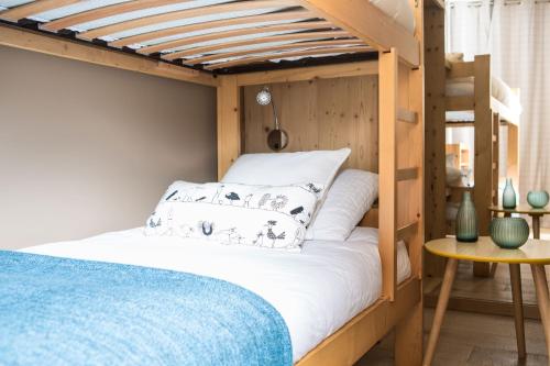 een stapelbed in een kamer met een bed sidx sidx sidx bij Le Beausite C Apartment - Chamonix All Year in Chamonix-Mont-Blanc