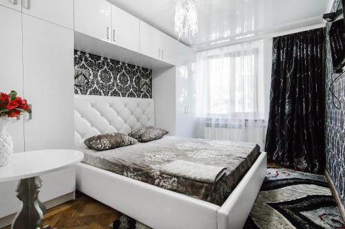 Posteľ alebo postele v izbe v ubytovaní Katerynynska Street 3-bedrooms Apartment