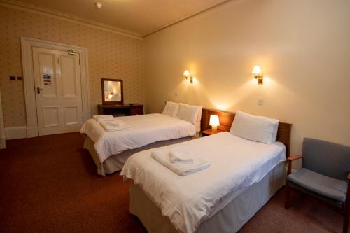 Postel nebo postele na pokoji v ubytování The Stromness Hotel