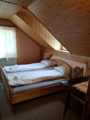 Posto letto in camera con soffitto in legno. di Hompot Accommodation a Deva