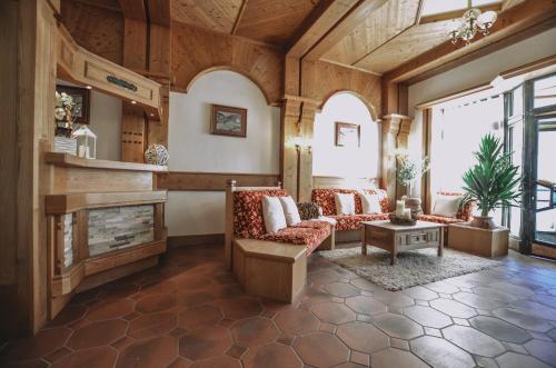 salon z kanapą i kominkiem w obiekcie Landhaus Andrea Saalbach w Saalbach Hinterglemm
