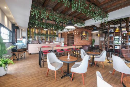 Ο χώρος του lounge ή του μπαρ στο Bigland Bogor Hotel Powered by Archipelago