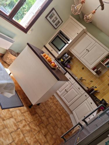 - une vue sur la cuisine avec des oranges sur un comptoir dans l'établissement Gemme de Montlouis, à Montlouis-sur-Loire