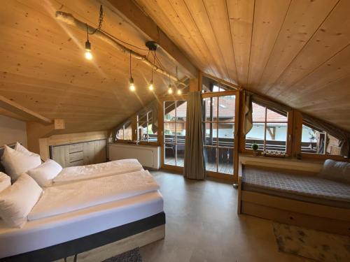 Un dormitorio con dos camas en una habitación con ventanas. en Gästehaus Walter, en Eisenberg