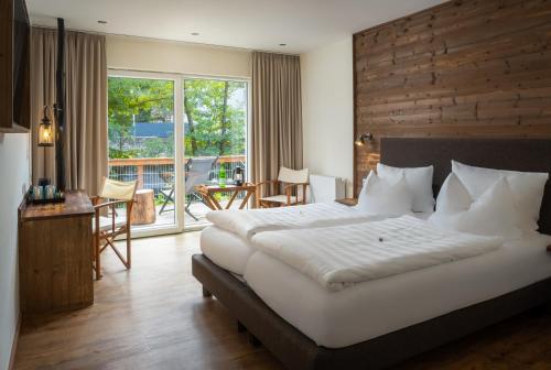 Postel nebo postele na pokoji v ubytování BODETALER BASECAMP LODGE - Bergsport- und Naturerlebnishotel