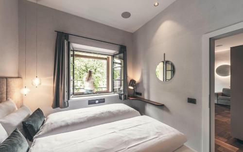 una camera con letto e finestra di Apartment 901 a Bressanone