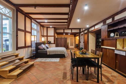 uma sala de estar com uma cama, uma mesa e cadeiras em Entspannung Pur em Herford