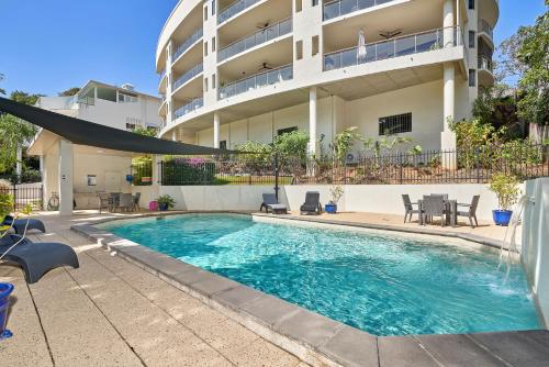 una piscina frente a un edificio en Meridien Beachfront Apartments at Trinity Beach, en Trinity Beach