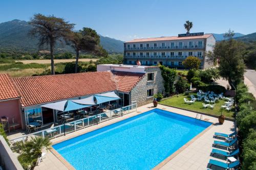 una vista aérea de un complejo con piscina y un edificio en Hotel Arcu Di Sole, en Propriano