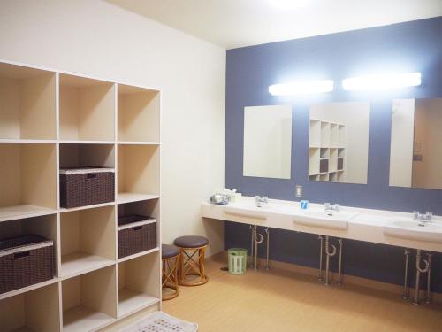 een badkamer met 2 wastafels en een grote spiegel bij Oyado Hachibei in Takayama