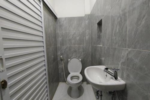Ένα μπάνιο στο RedDoorz near Rita Super Mall Purwokerto
