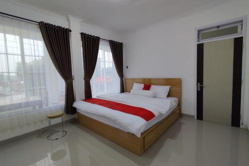 Tempat tidur dalam kamar di RedDoorz near Rita Super Mall Purwokerto