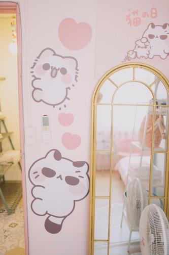 Un baño de Moon walks slowly