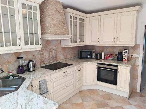 Dapur atau dapur kecil di Villa Carioca - with private pool, marvelous garden and amazing ocean view
