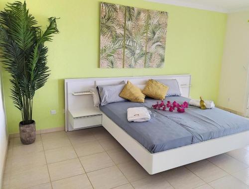 Ένα ή περισσότερα κρεβάτια σε δωμάτιο στο Villa Carioca - with private pool, marvelous garden and amazing ocean view