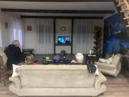 Una televisión o centro de entretenimiento en IURI udesiani's GUESTHOUSE
