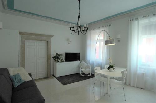 uma sala de estar com um sofá e uma mesa em Althamer Palace Apartments em Arco