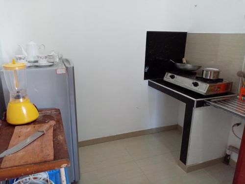 une cuisine équipée d'un réfrigérateur en acier inoxydable et d'une cuisinière dans l'établissement Methdunu, à Hikkaduwa