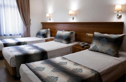 Un pat sau paturi într-o cameră la Kıspet Konak Hotel