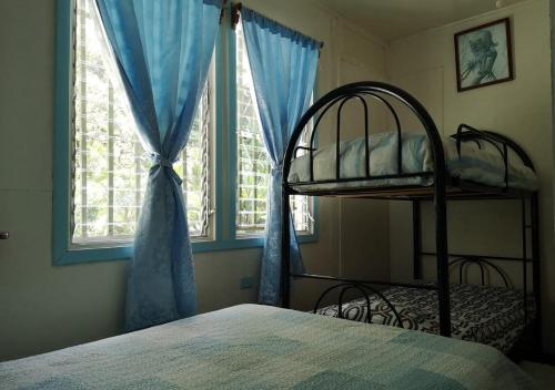 a bedroom with a bunk bed and a window at Golfito Maison D'hôtes in Golfito