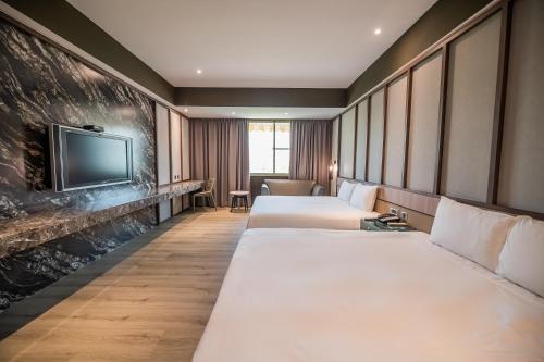 鹿港的住宿－麗景經典汽車旅館，酒店客房设有两张床和一台平面电视。