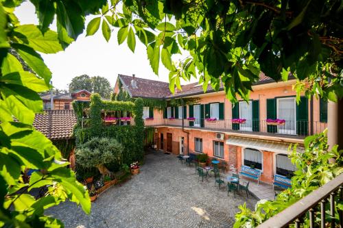 an outdoor courtyard of a building with tables and chairs at Cantina Anzivino - Affittacamere in Gattinara