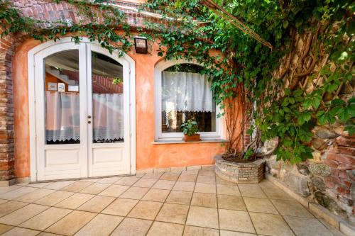 an entrance to a house with a white door at Cantina Anzivino - Affittacamere in Gattinara