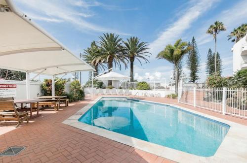 Alex Headland Beachfrontの敷地内または近くにあるプール
