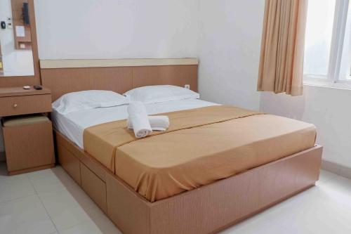 เตียงในห้องที่ KoolKost near Sindu Kusuma Edupark 2 - Minimum Stay 30 Nights