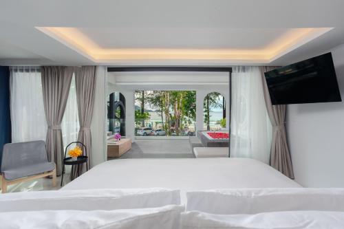 Кровать или кровати в номере Anona Beachfront Phuket Resort-SHA EXTRA PLUS