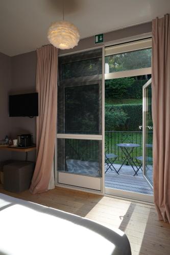 a room with a sliding glass door to a patio at Les Terrasses des Falizes B&B in Rochefort