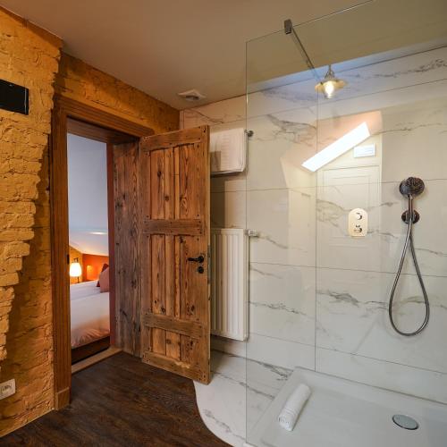 a bathroom with a shower and a bath tub at Les Terrasses des Falizes B&B in Rochefort