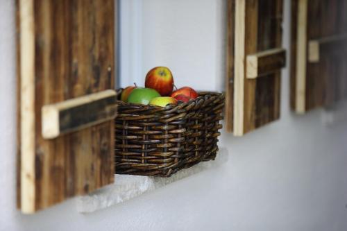 a basket of apples sitting on a ledge at Schieners Hotel & Apfelhof Apartments in Wemding