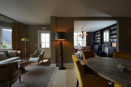 sala de estar con mesa y sillas en Les Terrasses des Falizes B&B, en Rochefort