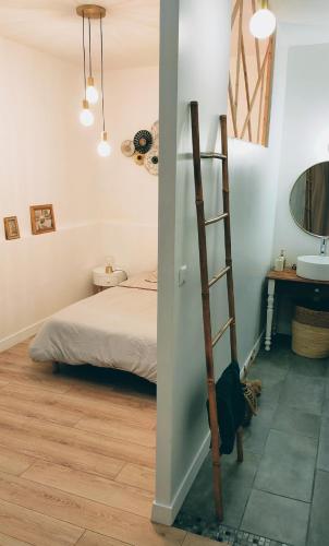 een slaapkamer met een bed en een ladder naast een badkamer bij La Suite Angoulême in Angoulême