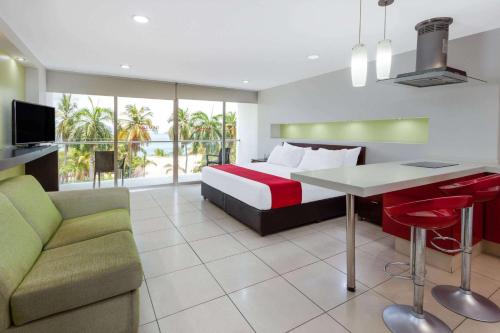 Gallery image of Ramada by Wyndham Acapulco Hotel & Suites in Acapulco