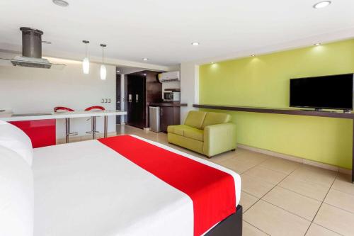 Cuisine ou kitchenette dans l'établissement Ramada by Wyndham Acapulco Hotel & Suites