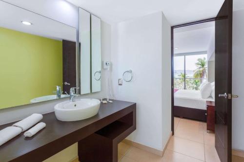 Gallery image of Ramada by Wyndham Acapulco Hotel & Suites in Acapulco