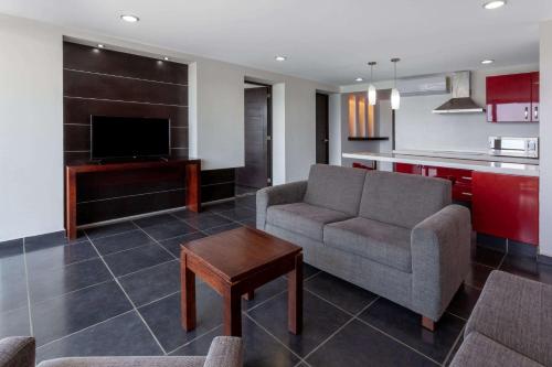 Cuisine ou kitchenette dans l'établissement Ramada by Wyndham Acapulco Hotel & Suites