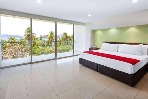 Un ou plusieurs lits dans un hébergement de l'établissement Ramada by Wyndham Acapulco Hotel & Suites