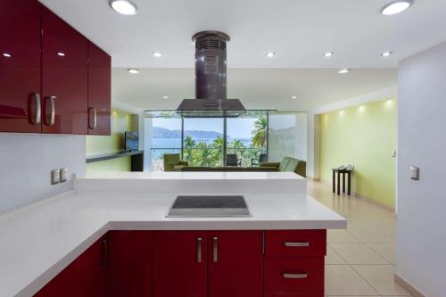 Cuisine ou kitchenette dans l'établissement Ramada by Wyndham Acapulco Hotel & Suites