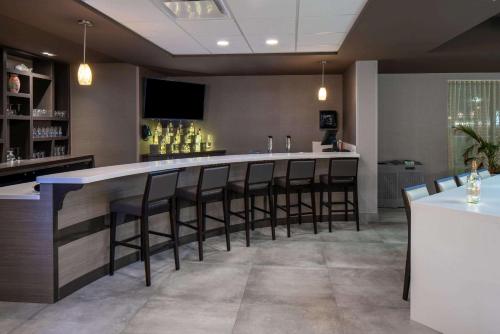 a bar in a restaurant with bar stools at Wingate by Wyndham Kanata West Ottawa in Ottawa