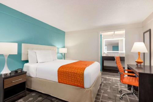 Ένα ή περισσότερα κρεβάτια σε δωμάτιο στο Dover Inn and Suites