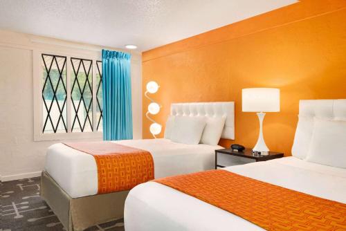 Ένα ή περισσότερα κρεβάτια σε δωμάτιο στο Dover Inn and Suites