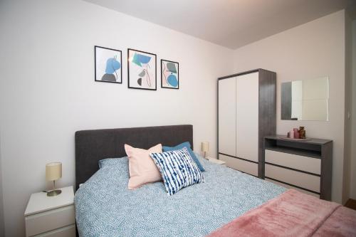 een slaapkamer met een bed, een dressoir en een spiegel bij M&A apartment in Lukavica
