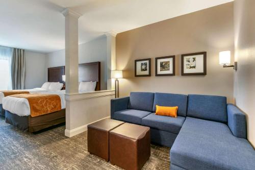 una camera d'albergo con un divano e un letto di Comfort Suites North Tupelo a Tupelo